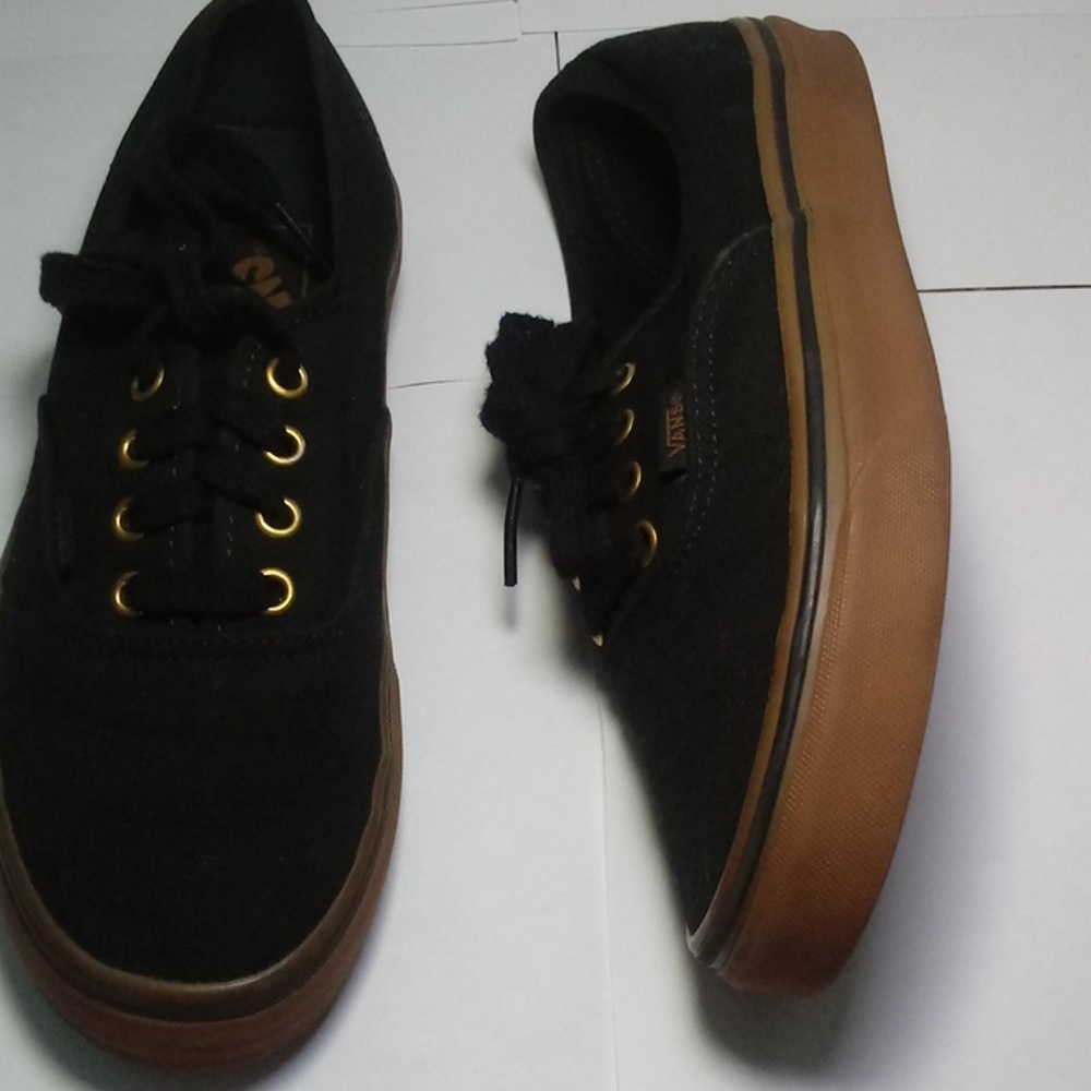 1 pair of black vanz